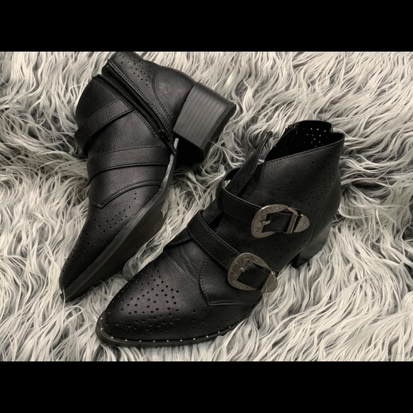 Short ankle black boots - Picture 1 of 3